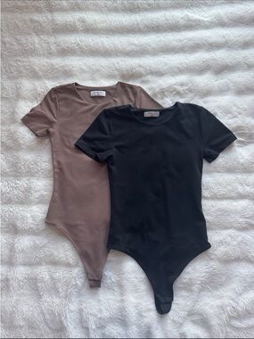 Aritzia Babaton short sleeve bodysuit in black and beige top size XS